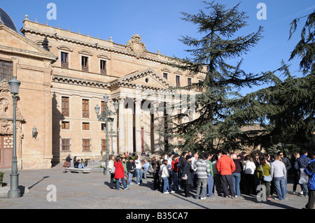 Un groupe d'étudiants à l'extérieur de personnes Colegio Palacio de Anaya Salamanque Espagne Banque D'Images