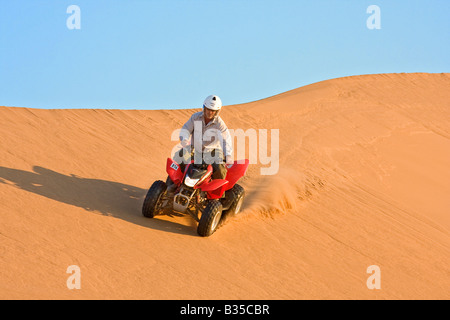 Le quad sur les dunes près de Swakopmund, une ville côtière à la mi-hauteur de la côte Atlantique de la Namibie en Afrique Banque D'Images