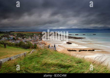 Une représentation de moody le village d'Arromanches en Normandie, situé au cœur des plages du débarquement. Banque D'Images