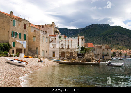 La plage de Supetar sur l'île de Vis en Croatie Banque D'Images