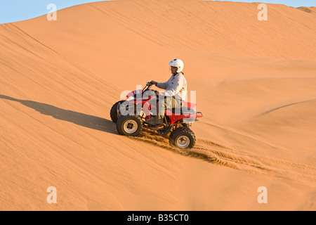 Le quad sur les dunes près de Swakopmund, une ville côtière à la mi-hauteur de la côte Atlantique de la Namibie en Afrique Banque D'Images