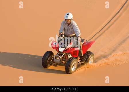 Le quad sur les dunes près de Swakopmund, une ville côtière à la mi-hauteur de la côte Atlantique de la Namibie en Afrique Banque D'Images