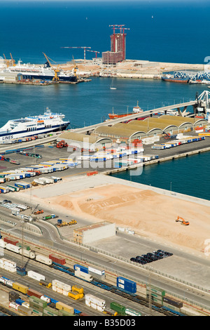 Espagne Barcelone Vue aérienne de port occupé sur les navires de croisière sur la mer Méditerranée et les récipients de stockage du fret Banque D'Images