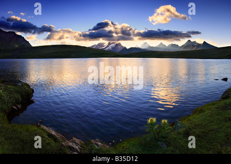 Un lever du soleil sur l'rentire rangefrom Gran Paradiso le lac Rosset dans le Parc National du Grand Paradis, Alpes occidentales, Italie Banque D'Images