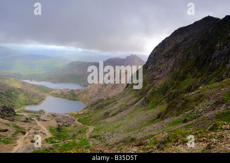 La vue vers le bas la piste Pyg surplombant Llyn Llyn Llydaw Glaslyn et sur le haut des pentes du Mont Snowdon Banque D'Images