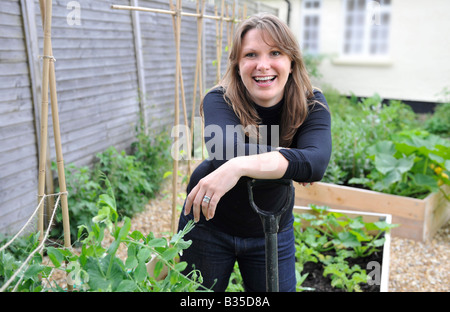 Kirsty Holden, propriétaire de la Royal Oak Pub à Winsford, Somerset avec son potager Banque D'Images