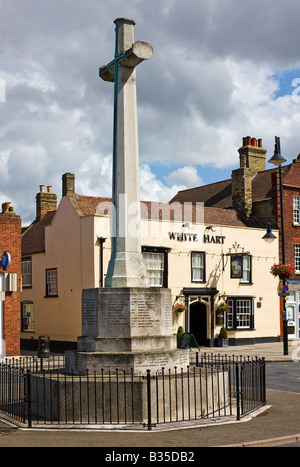 Le mémorial de guerre sur Market Hill, St Ives, commémore ceux qui sont morts dans les deux guerres mondiales. Banque D'Images