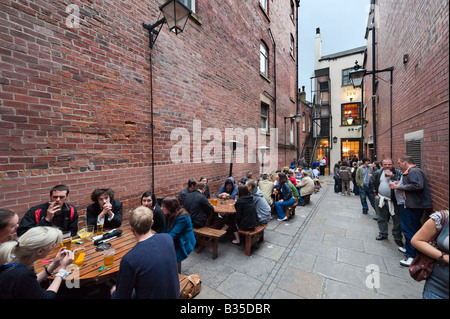 Cour intérieure de l'Angel Inn pub juste à côté de Briggate le vendredi soir Leeds West Yorkshire Angleterre Banque D'Images