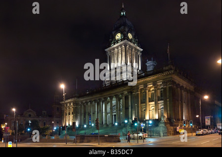 Leeds Town Hall de nuit (conçu par l'architecte local Cuthbert Brodrick), Leeds, West Yorkshire, Angleterre Banque D'Images