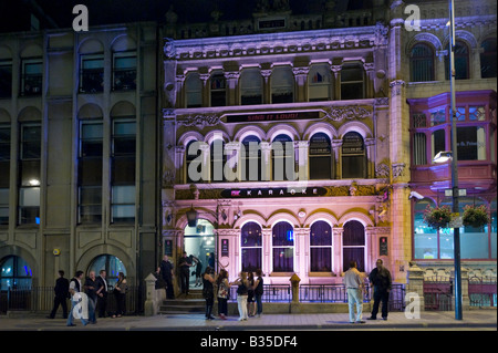 Karaoke club dans le centre-ville un vendredi soir, Leeds, West Yorkshire, Angleterre Banque D'Images