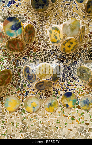 Espagne Barcelone mosaïque avec des morceaux cassés dans la Casa Batllo conçu l'architecture moderniste de l'architecte Antoni Gaudi Banque D'Images