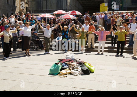 Espagne Barcelone Sardana danse dans Cathedral Plaza catalan traditionnel danse folklorique cobla band joue une musique effets personnels Banque D'Images