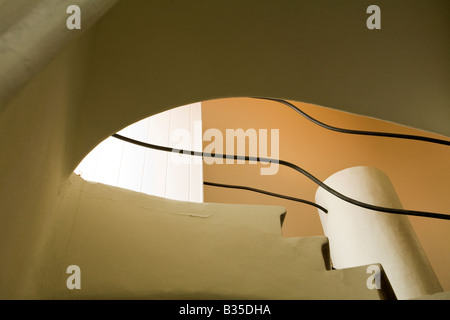 Espagne Barcelone des murs courbes en escalier à l'étage Casa Batllo intérieur conçu l'architecture moderniste de l'architecte Antoni Gaudi Banque D'Images