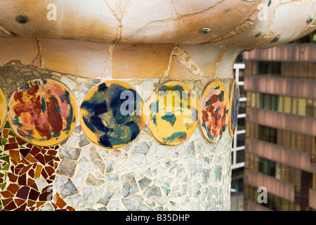 Espagne Barcelone mosaïque avec des morceaux cassés dans la Casa Batllo conçu l'architecture moderniste de l'architecte Antoni Gaudi Banque D'Images