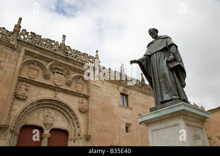 Espagne Salamanque Statue de Fray Luis de Leon à l'extérieur du bâtiment de l'université plus ancienne institution d'enseignement en Espagne Banque D'Images