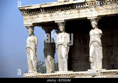 Une vue sur les statues de la vierge grecque sur le temple du Parthénon sur l'Acropole à Athènes Grèce centrale Banque D'Images