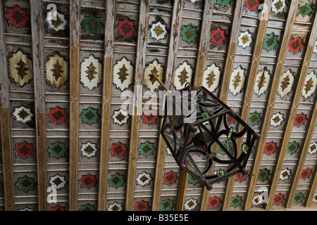 Espagne Salamanque lampe fer forgé pendre du plafond à caissons de style mudéjar salle de conférences à l'université capacités Banque D'Images