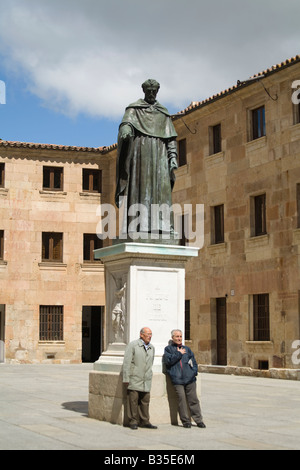Espagne Salamanque espagnol deux hommes se tenir par Statue de Fray Luis de Leon en dehors de l'éducation le plus ancien bâtiment de l'université Banque D'Images