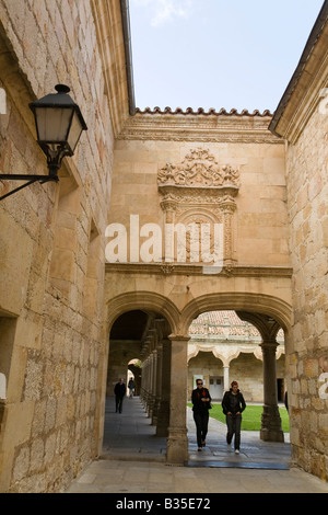 Espagne Salamanque personnes en promenade et arcades de la basse aux écoles une éducation plus ancien bâtiment de l'université Banque D'Images