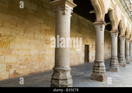 Espagne Salamanque Walkway et arcades de la partie inférieure d'un édifice plus ancien des écoles de l'Université d'enseignement en Espagne Banque D'Images