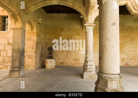 Espagne Salamanque Walkway et arcades du bâtiment inférieur aux écoles une sculpture de l'université dans l'éducation la plus ancienne d'angle Banque D'Images