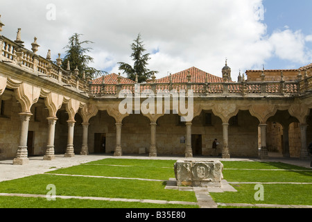 Espagne Salamanque Walkway et arcades du bâtiment inférieur aux écoles une cour centrale de l'université la plus ancienne pour l'éducation Banque D'Images