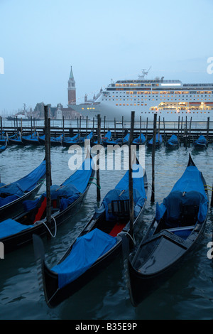 Les gondoles et un paquebot de ligne au crépuscule, Venise, Italie Banque D'Images