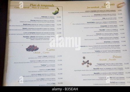 Espagne Barcelone Restaurant menu avec listes dans Euskara Espagnol et Catalan langues prix en Euros Sagardi Euskal Taberna Banque D'Images