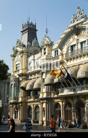 Espagne Barcelone Personnes passer devant Port de Barcelone et l'établissement waterfront drapeaux flottants sur entrée Banque D'Images