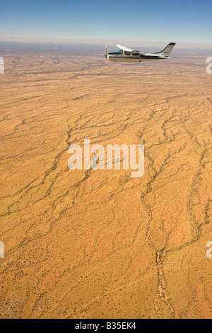 Vue aérienne du paysage désertique de l'Afrique du nord centre de la Namibie, avec un petit avion en vue Banque D'Images
