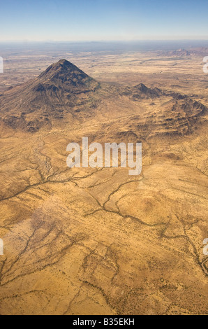 Vue aérienne du désert de Namibie centrale nord de l'Afrique avec Brandberg Mountain 8461 pieds (2580 mètres) Banque D'Images