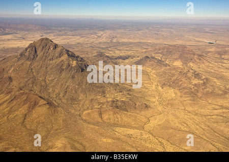 Vue aérienne du désert de Namibie centrale nord de l'Afrique avec petit avion et Brandberg Mountain 8461 pieds (2580 mètres) Banque D'Images