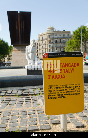 Espagne Barcelone Inscription expliquant fontaine à sec dans la Plaza de Catalunya en langue catalane Banque D'Images