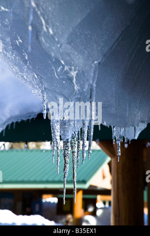 Au large de glaçons pendant une toiture Banque D'Images