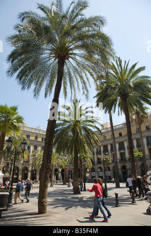 Espagne Barcelone Personnes passe à côté des palmiers et une fontaine en plaça Reial plaza carré néoclassique Banque D'Images