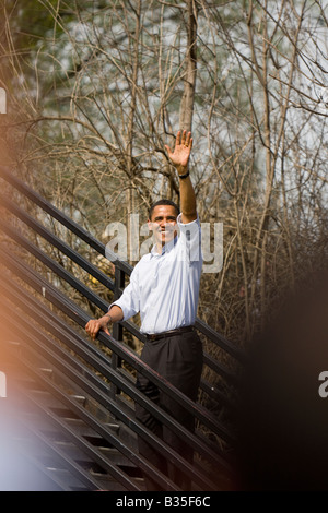 Le président américain Barack Obama devant une foule de vagues en Pennsylvanie au cours de l'élection présidentielle de 2008. Banque D'Images