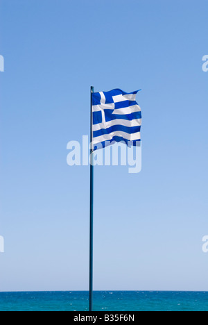 Drapeau national grec sur la plage de Rethymnon Crète Banque D'Images