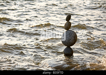 L'équilibre des rochers près de la plage de la baie English, Vancouver, British Columbia, Canada Banque D'Images