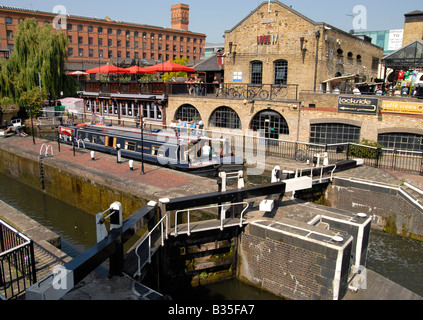 Bateaux étroit passage aux écluses sur le Regents Canal at Camden London UK Banque D'Images