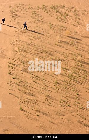 Les randonneurs en Namib Naukluft Park à Sossusvlei qui est le plus grand parc de jeu en Afrique avec 40 000 km2 et la quatrième en importance dans le Banque D'Images