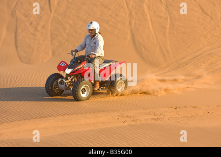 Le quad sur les dunes près de Swakopmund, une ville côtière à la mi-hauteur de la côte Atlantique de la Namibie en Afrique Banque D'Images