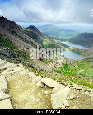 La vue vers le bas la piste Pyg surplombant Llyn Llyn Llydaw Glaslyn et sur le haut des pentes du Mont Snowdon Banque D'Images