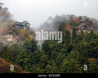 Les nuages brumeux de couvrir les pics à la montagne de Yamadera temple près de Yamagata au nord du Japon Banque D'Images