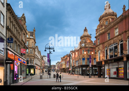 Briggate (la principale rue commerçante du centre-ville) dans la soirée, Leeds, West Yorkshire, Angleterre Banque D'Images