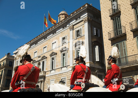 Espagne Barcelone Canada les membres de la bande sur des chevaux blancs uniforme rouge et plumes dans hat Palau de la Generalitat (gouvernement catalan Banque D'Images