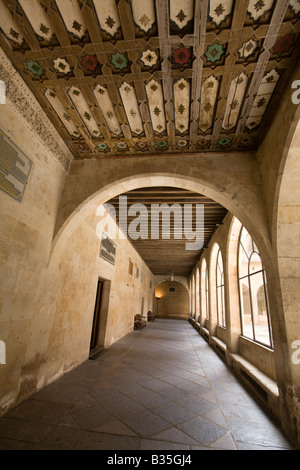 Espagne Salamanque plafond à caissons de style mudéjar arch dans le couloir pour les salles de conférence à l'université la plus ancienne du bâtiment en Espagne Banque D'Images