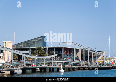 Espagne Barcelone complexe commercial Maremagnum et l'aquarium en Marina Port Vell avec passerelle pour piétons en forme de vagues Banque D'Images