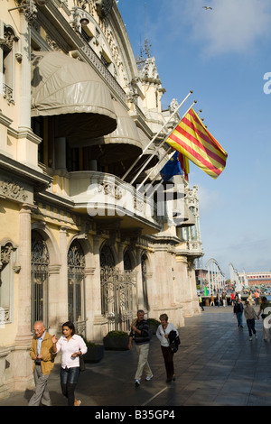 Espagne Barcelone Personnes passer devant Port de Barcelone et l'établissement waterfront centre commercial Maremagnum et passerelle en bois Banque D'Images