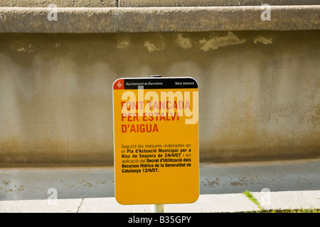 Espagne Barcelone Inscription expliquant fontaine à sec dans la Plaza de Catalunya en langue catalane Banque D'Images
