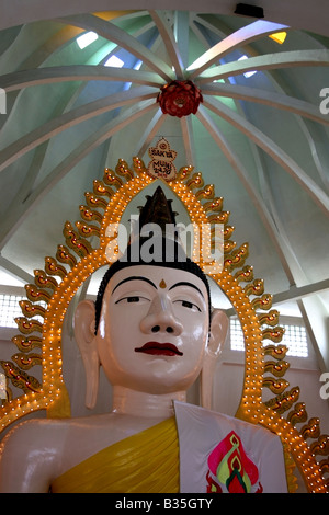 15 mètres de haut, Bouddha Sakaya Muni Buddha Gaya Temple ou Temple de feux de 1000, Singapour, en Asie du sud-est Banque D'Images